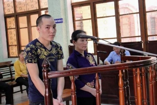 Hai bị cáo tại tòa.
