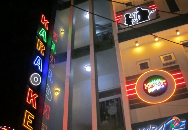 Hon chien truoc quan karaoke vi oto dung do lau hinh anh