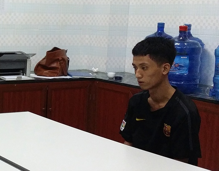 Trom ket tien cong duc roi ngu quen giua san dinh hinh anh