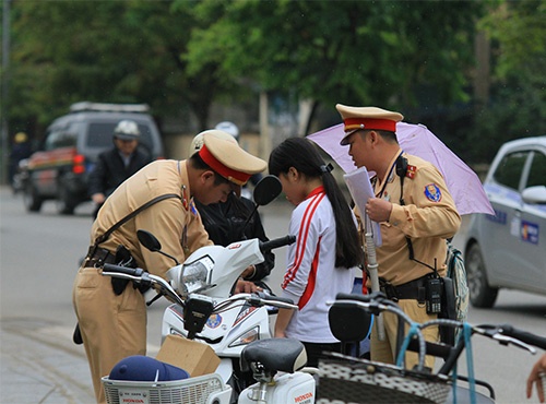 Canh sat giao thong co duoc thu tien, giay to trong cop xe? hinh anh