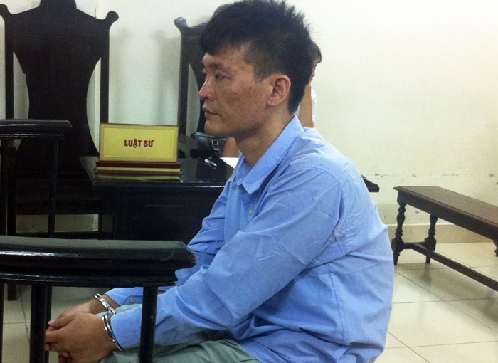 Bi cao dap dau vao cua xe thung khi nhin thay vo hinh anh