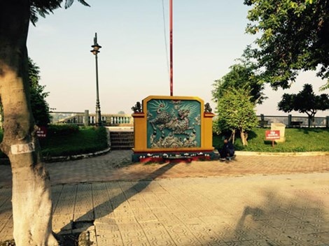 Theo trí nhớ các cụ cao tuổi, trước đình Tân Lân hiện giờ có cái doi đất tự nhiên tên Cồn Gáo..