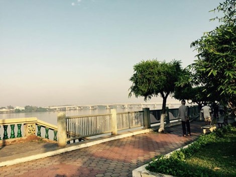 Bờ sông ngày xưa, bây giờ được xây kè bờ kiên cố thành một công viên ven sông, nhưng ký ức về cái Cồn Gáo bị “trôi” mất luôn hiện hữu trong tâm thức người dân Biên Hòa. 