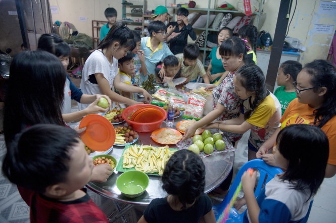 Dua cac em nho nha Hanh Phuc  ve voi nguoi than hinh anh