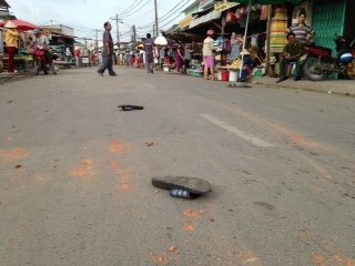 Dép của nạn nhân để lại.