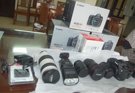 Chieu tro tinh vi cua ten trom dot nhap cua hang may anh hinh anh