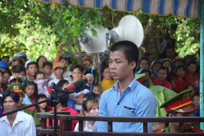Dam nuoc mat cha me khi 'anh hung rom' tuoi 18 hau toa hinh anh