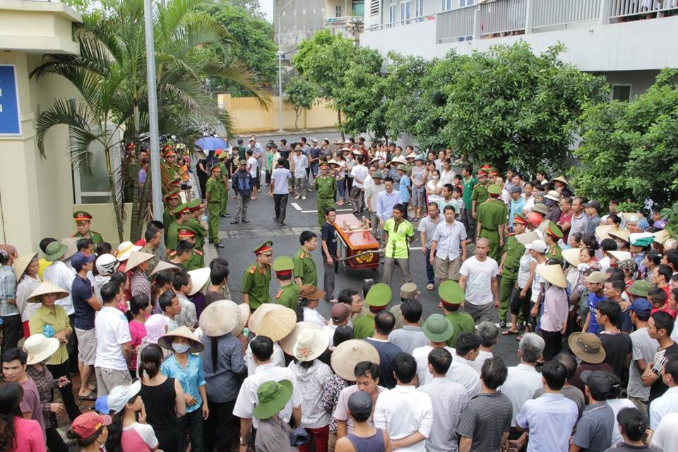 Nhiều người tụ tập tại bệnh viện cùng chiếc quan tài rỗng. Ảnh: Đỗ Việt.