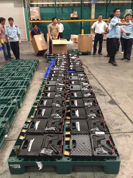 Lô vũ khí quân dụng bị phát hiện ngày 31/7 (ảnh Chi cục Hải quan cửa khẩu sân bay Tân Sơn Nhất cung cấp).