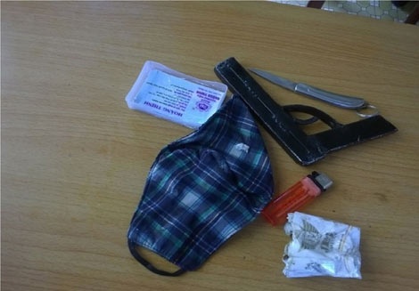 Súng giả, dao bấm và chai đựng ớt bột Nghĩa dùng để đi cướp. (Ảnh do CA cung cấp).