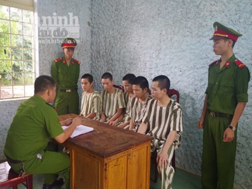 Các nghi can tại cơ quan công an.