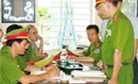 Vao 'hang cop' trong chuyen an dap tan bang xa hoi den Ha Le hinh anh