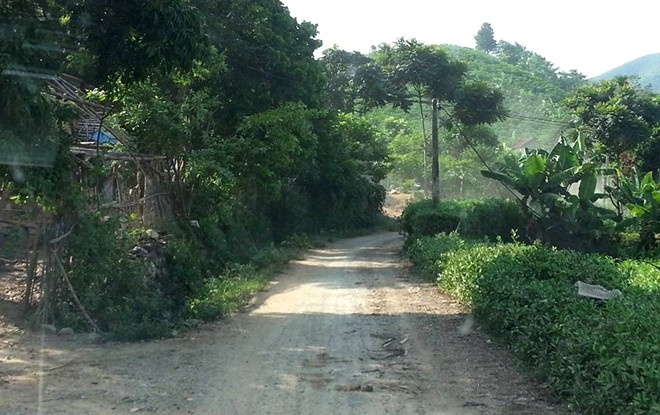 Lối vào hiện trường vụ án mạng xảy ra vào tối 12/8 tại thôn Cài, xã Lâm Giang, huyện Văn Yên (Yên Bái). Hiện trường vụ án ở chân núi cách UBND xã gần 20 km, giáp với huyện Bảo Thắng tỉnh Lào Cai. Đây là thôn xa nhất tỉnh Yên Bái, phải đi bộ, lội suối hơn một giờ. Ảnh: Mạnh Thắng.