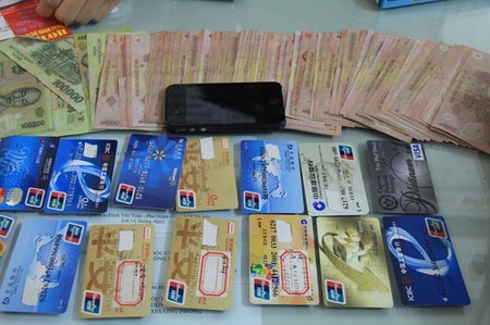 Nam sinh rut tien ty tu the tin dung gia tu tao hinh anh