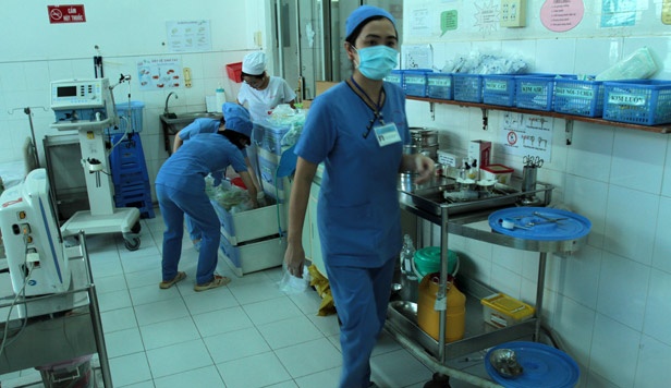 Các bác sĩ, điều dưỡng tại khoa Hồi sức tích cực chống độc viện nhi Cần Thơ chuẩn bị cấp cứu người bệnh.