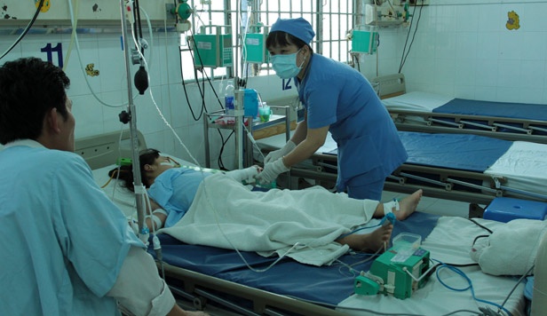 Gay ap luc cuu con, me dam dau vao tuong hinh anh