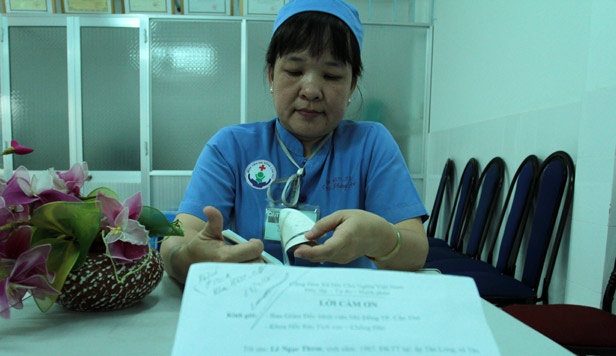 Đọc lại những lá thư cảm ơn của người nhà bệnh nhân.