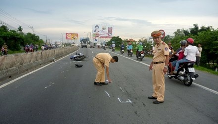 Hai thanh nien lao xe may vao duoi oto, mot nguoi nguy kich hinh anh