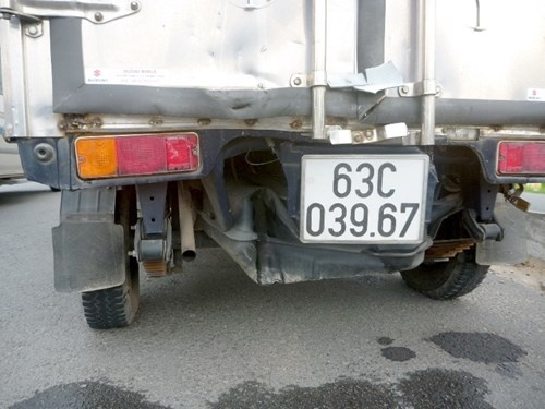 Ô tô tải móp đuôi sau va chạm.
