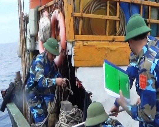 Truy kich tau ca Trung Quoc danh bat trom hinh anh