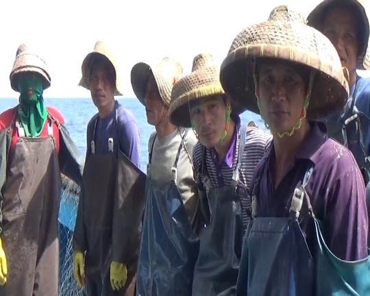 Một trong số những ngư dân Trung Quốc đánh bắt cá trộm bị phát hiện ngày 22/5.