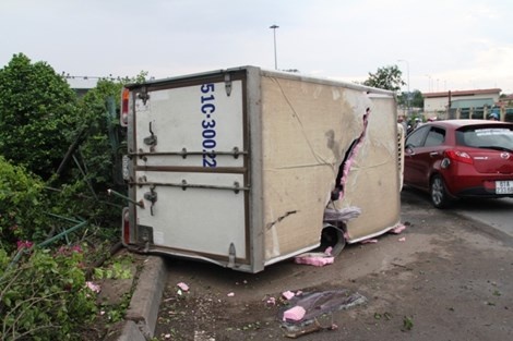 Xe tai lat nhao voi toc do cao, 3 nguoi thoat chet ngoan muc hinh anh