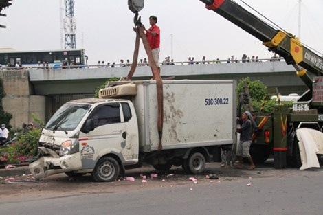 Sau khi va chạm chiếc xe bị hư hỏng nặng.