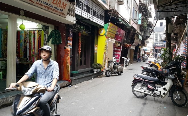 Hiện trường vụ Trang Trần gây rối gần với ngã ba phố Hàng Buồm - Tạ Hiện. Ảnh: Việt Đức..