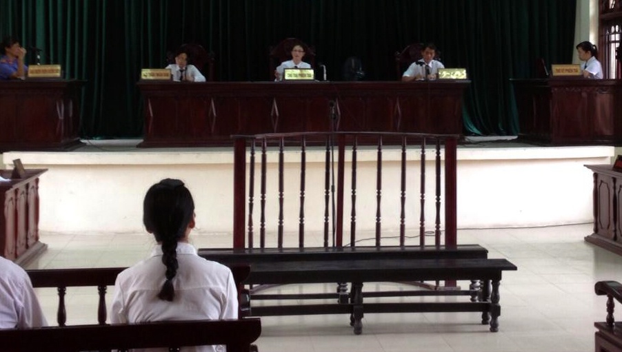 Sau khi mở được ít phút phiên toà phải tạm hoãn do vắng mặt nhiều người.