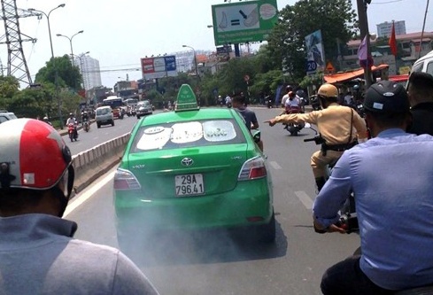 Tai xe hung han tong canh sat giao thong khai gi khi bi bat? hinh anh