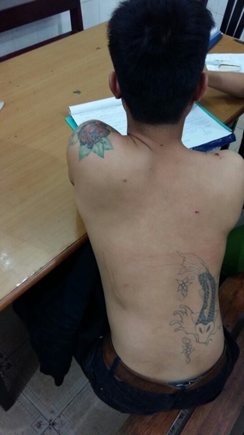Dương tại cơ quan công an để lấy lời khai.