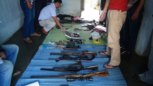 Số súng, đạn thu được trong quá trình khám xét nơi ở của nghi can Huy.