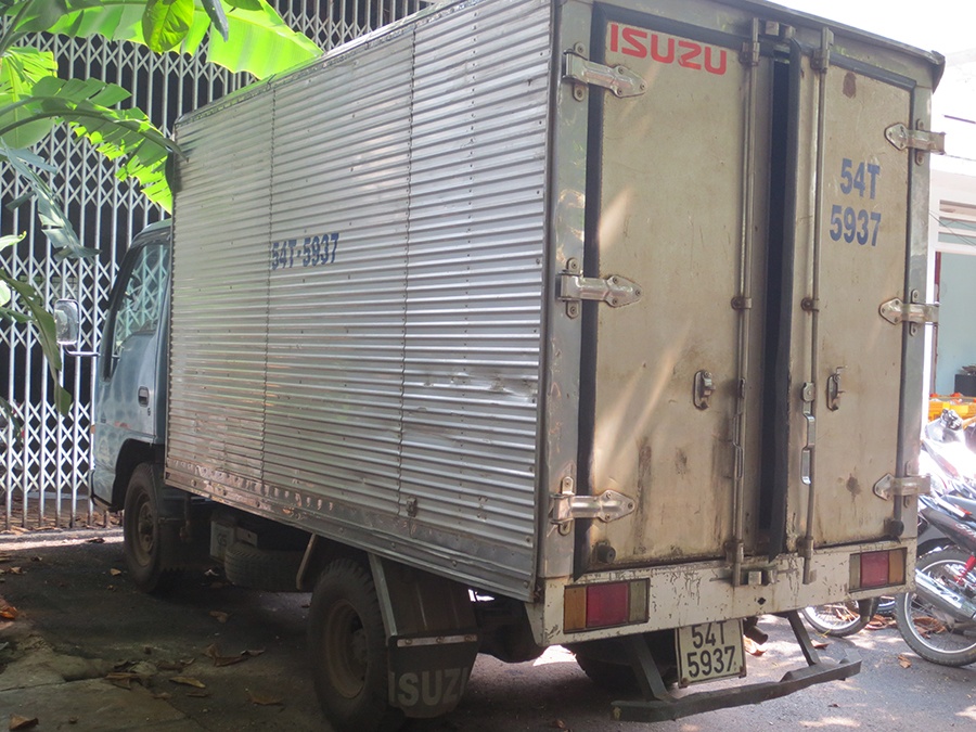 Giau xe dua trong thung oto tai, hoi lo CSGT gan 5 trieu hinh anh