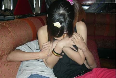 Nu tiep vien karaoke bi doa troi bang xich sat hinh anh