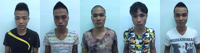 Nhóm thanh niên bắt người trái pháp luật tại cơ quan điều tra. Ảnh: MĐ.