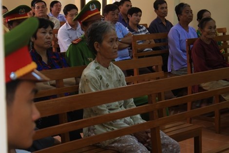 Bà Chính, mẹ anh Trình thẫn thờ tại phiên tòa.