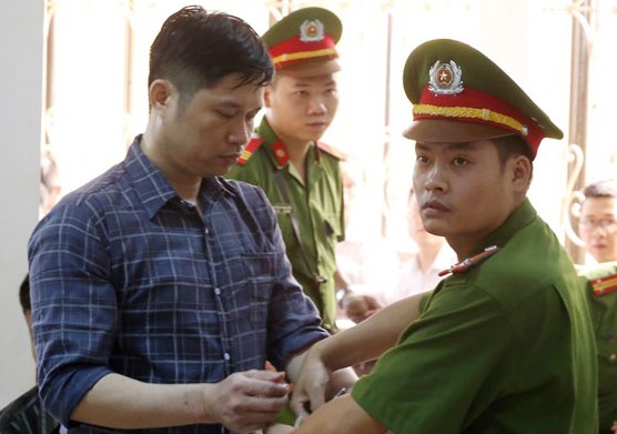 Phut toa tuyen an bac si nem xac benh nhan hinh anh