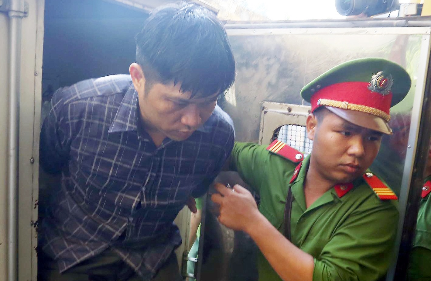 Chu tham my Cat Tuong run ray, bat khoc khi xin giam an hinh anh