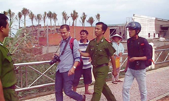 Phóng viên bị cản trở khi tác nghiệp tại hiện trường.