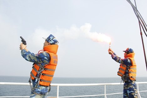 Bắn pháo hiệu và đốt pháo sáng sẵn sàng diễn tập thực binh.