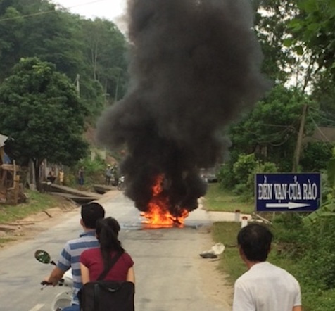 Nguoi phu nu bo chay khi thay xe boc chay du doi sau cu nga hinh anh