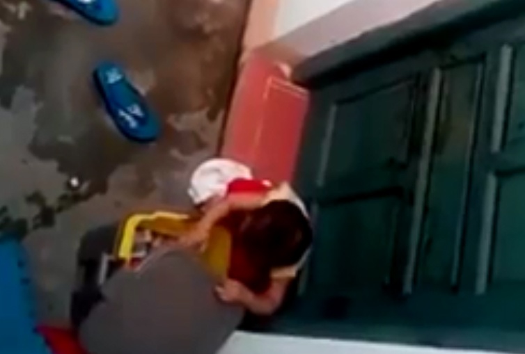 'Co giao de tre o ngoai an rac' vi be ... khoc khong ngung? hinh anh