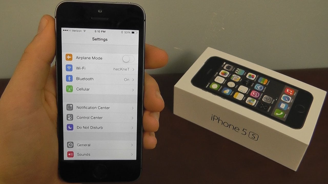 Nu sinh sap bay cap doi ban iPhone gia re hinh anh