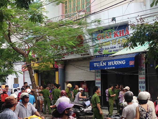 Canh sat pha cua khong che ke doa tu thieu hinh anh