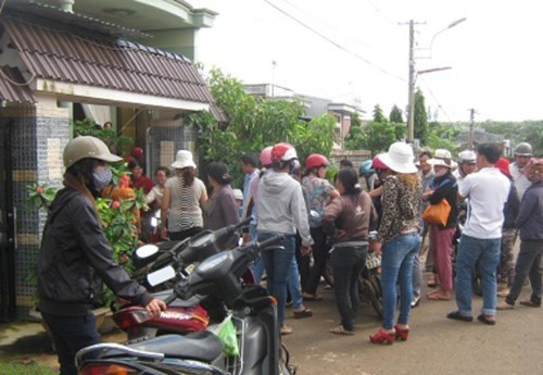 Hang tram nguoi dan bao vay nha chu hui lua dao 3,7 ty dong hinh anh