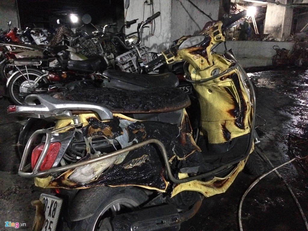 Những chiếc xe nằm dưới hầm gần như bị hư hỏng toàn bộ. Ảnh: Tùng Lâm.