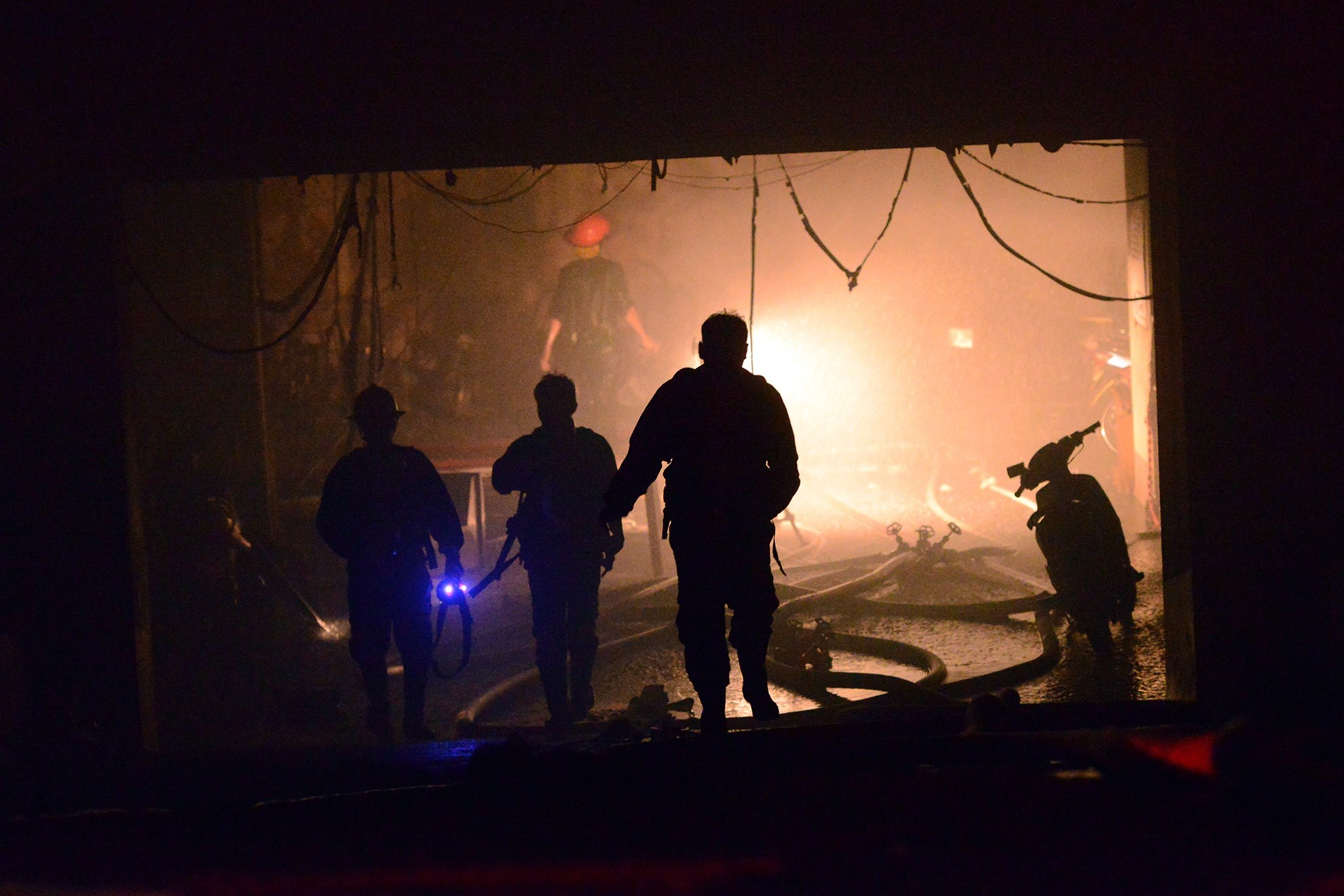 Lực lượng cảnh sát có mặt dưới hầm để ngăn chặn hậu quả vụ cháy. Ảnh: Anh Tuấn.