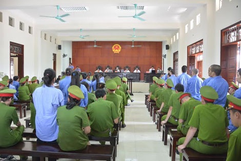 Phiên tòa xét xử 26 bị cáo về các tội ma túy.