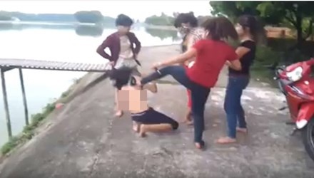 Hình ảnh nữ sinh bị lột đồ, bắt nhảy xuống hồ được cắt từ clip. Ảnh Internet.