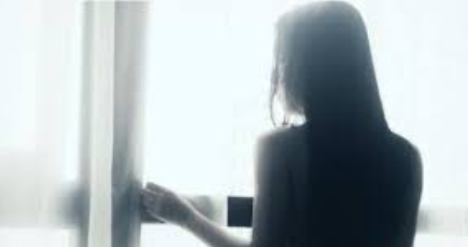Dung anh nhay cam cuong doat tien ban gai quen qua mang hinh anh